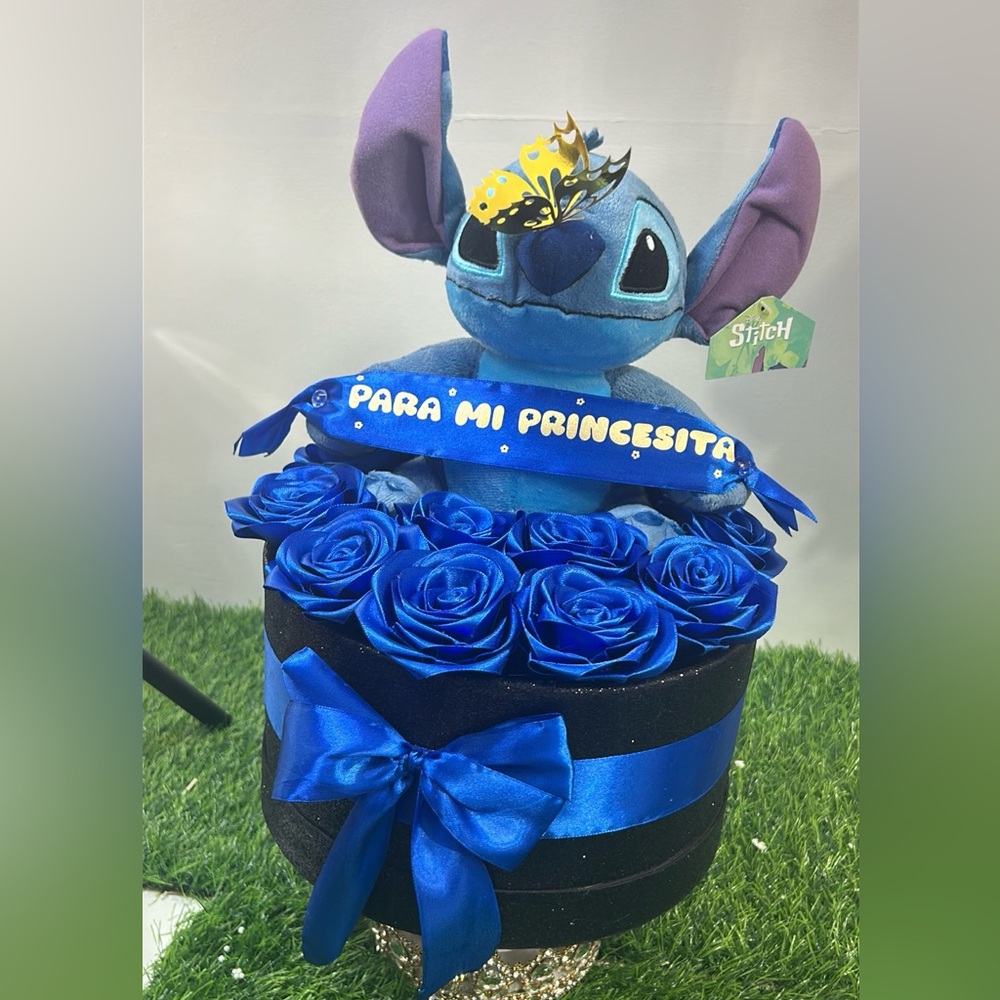 Base cilíndrica con peluche de stitch y dedicatoria